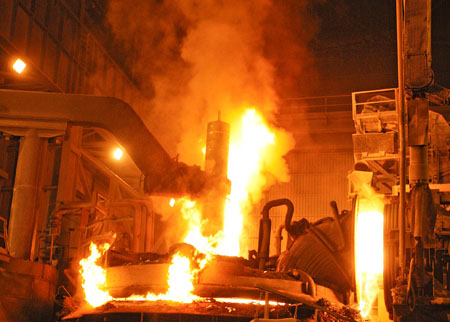 Horno elctrico de ArcelorMittal Zaragoza durante el proceso de fusin de la chatarra
