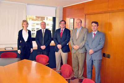 En la firma del convenio con Aitex estuvieron presentes el rector de la UIC, Dr. Pere Alavedra; el director de la Ctedra, Dr...