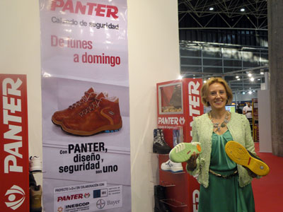 Roco Pajares, directora general de Panter, con dos de los diferentes modelos expuestos en Eurobrico 2012
