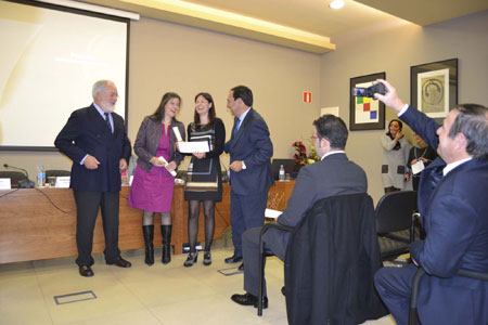 Ana y Raquel Prez, socias del Grupo AN, reciben el premio de manos del Presidente de ASAJA, Pedro Barato, junto al Ministro Arias Caete...