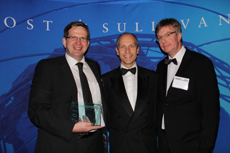 Michael Lebkcher (izquierda) y el Doctor Norbert Kastrup (derecha) recibieron el premio de las manos de Gary Jeffery, de Frost & Sullivan...