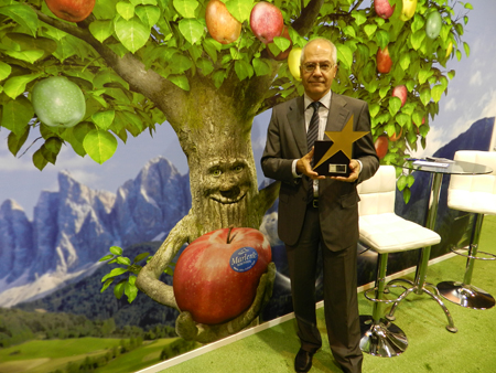 Gerhard Dichgans, director gerente de VOG Soc. Agrcola Coop., posa con el premio Mejor pgina de Facebook de Fruit Attraction 2012...