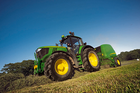 Nuevo tractor 6170M con empacadora John Deere