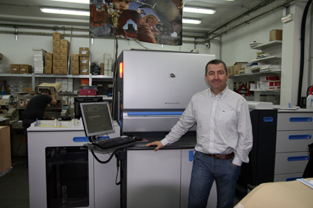 Joaqun Truyol, gerente de Truyol Digital, en las instalaciones del centro de impresin en Alcorcn (Madrid), junto a la HP Indigo press 5500...