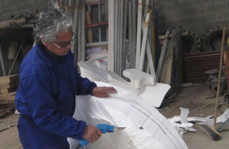 El dise�ador brasile�o Ra�l Diniz, trabajando en su taller