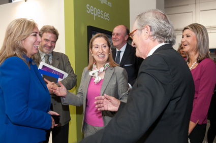 Momento de la visita de la ministra de Fomento al stand de Sepes en el BMP 2012