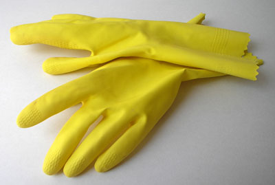 Los guantes de ltex son los EPI ms utilizados en las empresas de limpieza andaluzas. Foto: Ronaldo Taveira