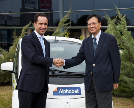 De izquierda a derecha: Jorge Bautista, director general de Alphabet, y Susumu Maeda, presidente en Espaa de Mitsubishi...