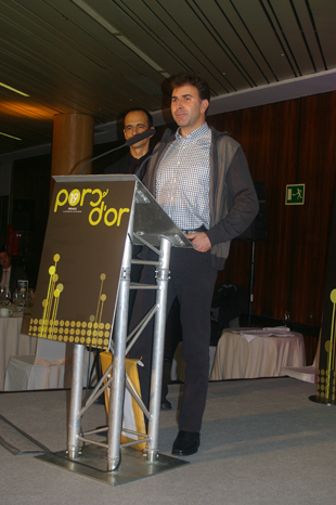 Manel Berenguer, de la Granja Castellets (Taradell, Barcelona), recibiendo el Premio Porc d'Or con Diamante