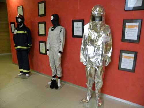 Tres trajes expuestos en las instalaciones del centro tecnolgico Leitat. De izq. a dcha...