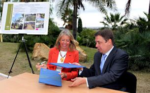 El consejero de Agricultura y la alcaldesa de Marbella, en el Parque de los Tres Jardines