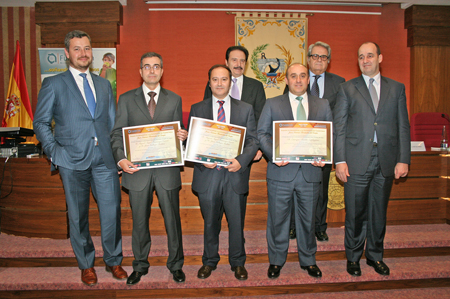 Foto de grupo con los premiados y los miembros del jurado