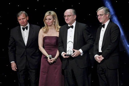 Antonio Brufau (segundo por la derecha), presidente ejecutivo de Repsol, durante la entrega del premio