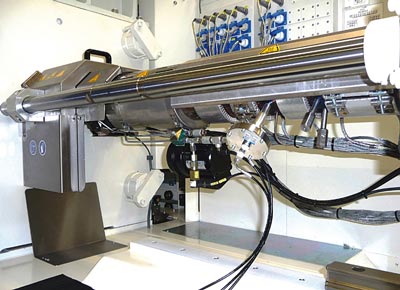 Cellmould L/D 25 unidad de inyeccin con inyector de gas (a la izquierda) y Cellmould flujo de gas mdulo regulador instalado en la mquina de...