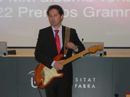 Salvador Lpez incluso toc la guitarra durante su presentacin
