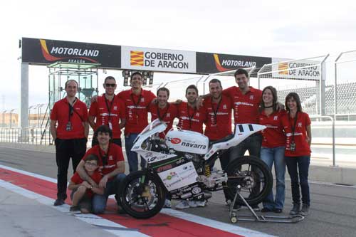 El equipo de la Universidad Pblica de Navarra con la motocicleta que particip en la 2 edicin de MotoStudent