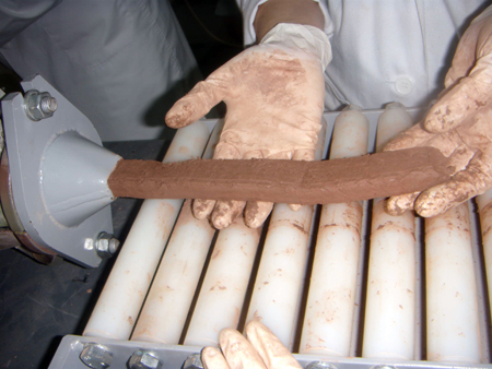 Los ladrillos salen de la mquina 'como churros' y luego se cortan. Imagen: C. Martinez et al./UJAEN