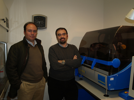 Ral Manzano (izq.) y Manuel Fuentes (dcha.), en el laboratorio del CIC en el que se ha desarrollado la investigacin