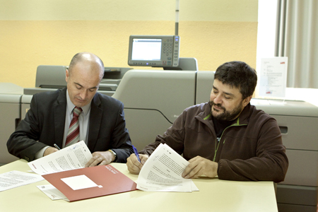 Luis Garca (director del IES Puerta Bonita) y Carlos Casado (business driver manager de Ricoh) firman el acuerdo