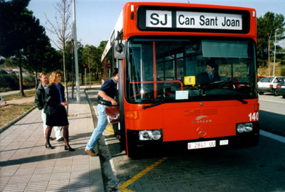 El autobs de Can Sant Joan en la parada de la estacin de FGC