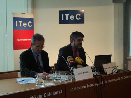 De izquierda a derecha: Anton M. Checa, director general del ITeC, y Josep R. Fontana, jefe del Servicio de Prospectiva del ITeC...