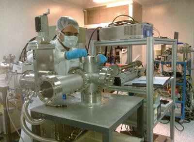  Un investigador utiliza el sistema de pulverizacin por plasma en la sala limpia. Imagen: UCM