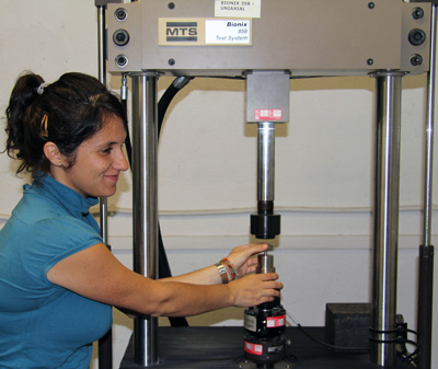 Kiara Riccardi prepara la compresin del tntalo poroso en una mquina de ensayos mecnicos de la Escuela Tcnica Superior de Ingeniera Industrial...