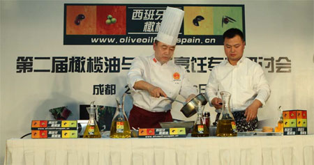 El chef Qu Hao durante el taller impartido en el seminario de Chengdu