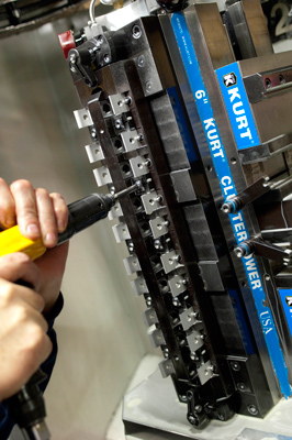 El componente b�sico del sistema 80/20 consiste en bloques extruidos con ranuras en T que encajan entre s� mediante soportes y tornillos...