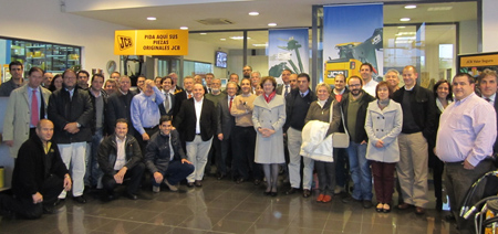 Foto de grupo con los asistentes a la reunin de distribuidores de JCB en Espaa