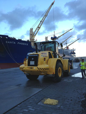 Trabajos con la cargadora New Holland W230C realizados por el operador Prez Torres Martima, S.L. en el Puerto Exterior de la Corua...