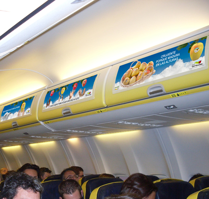 Manzanas Val Venosta ha llegado a un acuerdo con la aerolnea Ryanair para publicitarse en los maleteros interiores de la aeronave...