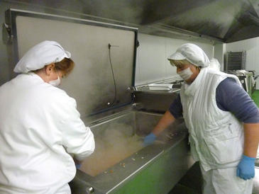 Dos trabajadoras preparan un pisto para acompaar un plato de pescado en las instalaciones de Mofesa. Foto: Laura Alonso / FICYT...