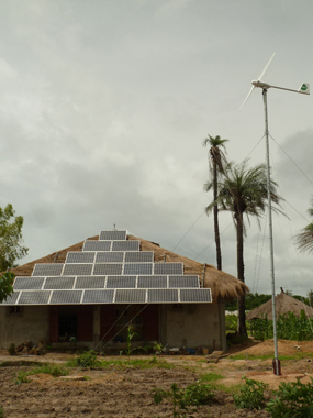 M�dulos fotovoltaicos y turbina e�lica