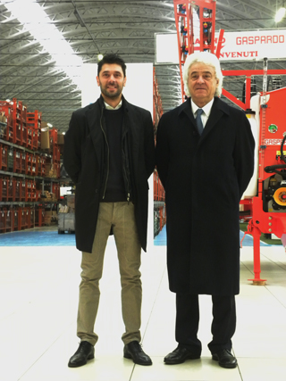 Egidio Maschio (dcha.) junto al responsable de la delegacin comercial en Espaa, Nicola Franco (izq...