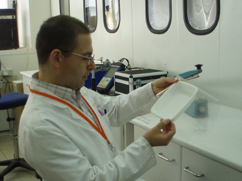 Jos ngel Garde, tcnico del Departamento de Tecnologas de Envase de Ainia, durante una prueba en el laboratorio del instituto...