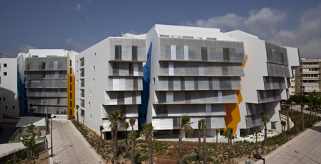 En el complejo de apartamentos de lujo Life Marina, en Ibiza, se han instalado 1...