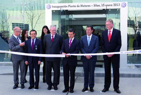 Momento del protocolario corte de cinta