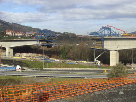 Trabajos de construccin del viaducto sobre el ro Nervin