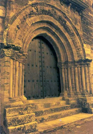 Portada de la Iglesia de Santiago, en Villafranca del Bierzo