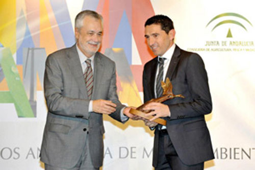 David Prez Hidalgo, director financiero de Agua Font Vella y Lanjarn, recoge el premio de manos de Jos Antonio Grin...