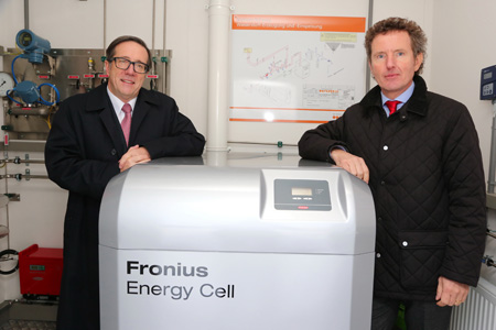 De izquierda a derecha: Johann Grnberger (O Ferngas) y Heinz Hackl (Fronius), junto al Fronius Energy Cell
