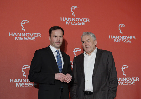De izquierda a derecha: Dr. Jochen Koeckler, miembro de la junta directiva de Deutsche Messe AG, de Hannover, y Prof...