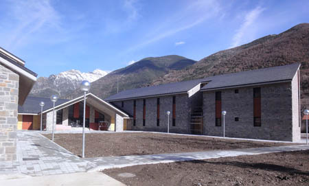 Nuevo albergue e instalaciones deportivas que la Fundacin Gratal en Biescas