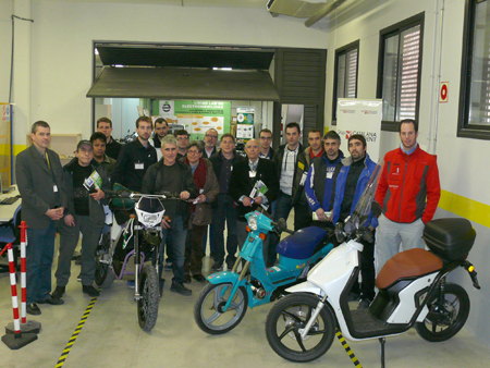 Foto de grupo con los participantes en la sesin tcnica sobre la moto elctrica