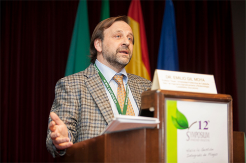 El profesor Emilio Gil durante su ponencia sobre el desarrollo de la nueva normativa de revisin de equipos de apliacin...