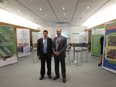 Serafn Prez (izq.), junto al presidente del comit del Symposium, Francisco Prieto (dcha.), en la Sala de Innovacin Bayer...