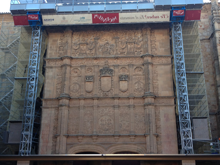 Plataforma en la fachada de la Universidad de Salamanca