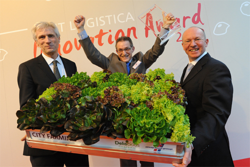 Hans de Groot (centro), de la empresa holandea Stay Food Group, tras recibir el premio FLIA 2013 de la mano de Robert Broadfoot (izq...