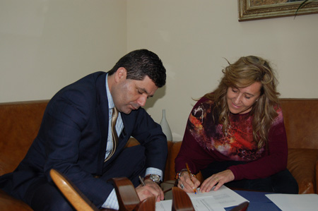 Signature of the agreement by part of Ricardo Carramiana, director of EADIC, and Paloma Gzquez...